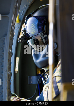 Comando Sgt. Il maggiore Glen vela, di Fort Worth, Texas, consulente senior della prima Brigata di Cavalleria aerea, prima Divisione di Cavalleria, scandisce i cieli del nord Afghanistan durante una circolazione di campo di battaglia a comando marzo 14. Foto Stock