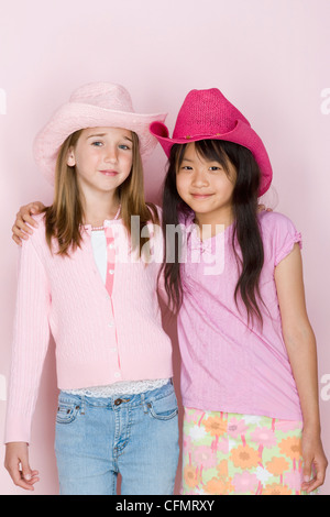 Ritratto in studio di due adolescenti (16-17) ragazze indossare cappelli da cowboy Foto Stock