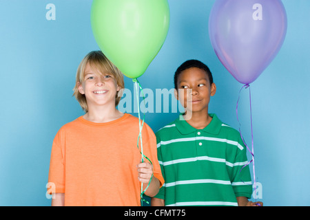 Studio shot ritratto di due adolescenti con palloncini, testa e spalle Foto Stock