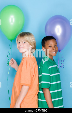 Studio shot ritratto di due adolescenti con palloncini, vita fino Foto Stock