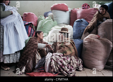 Un gruppo di donne in Bolivia seduto con i loro sacchi di coca a La Paz, Boliva, Sud America Foto Stock