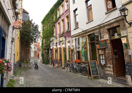 Vista orizzontale di ristoranti e caffè in una stretta strada di ciottoli in Patershol, la parte più antica del centro di Gand. Foto Stock