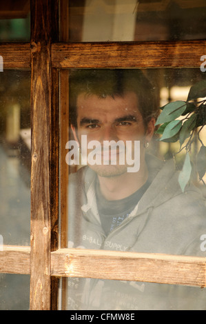 Guardando attraverso la finestra Foto Stock