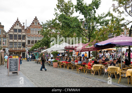 Orizzontale di un ampio angolo di visione attraverso Vrijdagmarkt, mercato del venerdì, nella parte centrale di Gand in una giornata di sole. Foto Stock