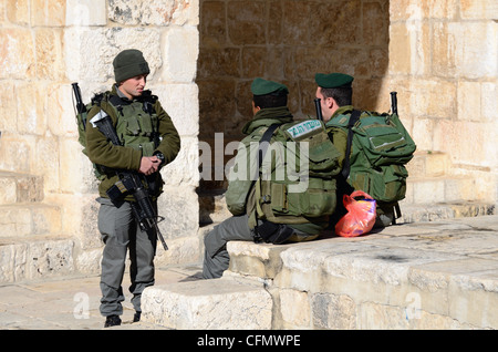 Soldati IDF chat in cima al Monte del Tempio a Gerusalemme, Israele. Foto Stock