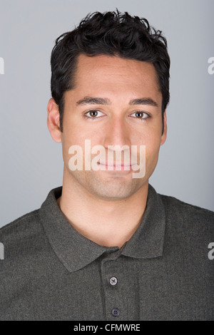 Studio shot ritratto di metà uomo adulto, la testa e le spalle Foto Stock
