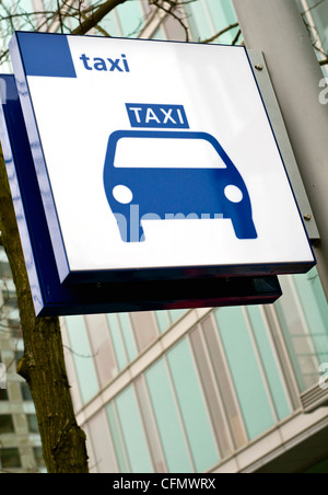 In prossimità di una stazione di taxi sign in Amsterdam, Paesi Bassi Foto Stock