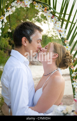 Matrimoni presso le spiagge di sogno sulle Seychelles sono romantiche e comune. Questa coppia tedesca gode la loro cerimonia su Prasline. Foto Stock