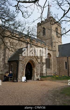I visitatori di Thriplow per l annuale Daffodil Weekend visitare la chiesa con i residenti locali. Foto Stock