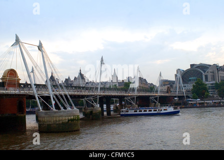 Savoy Hotel di notte con hungerford bridge in primo piano per giorno Foto Stock