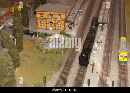 Due modelli di treni in miniatura in una stazione ferroviaria Foto Stock