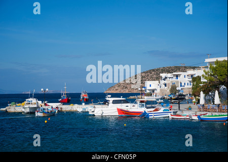 Vista del piccolo porto di pesca di Xilokeratidi, sul Greco Cyclade isola di Amorgos. Foto Stock