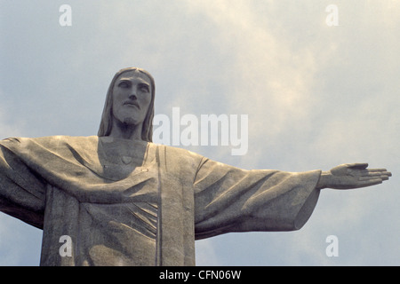 Cristo Redentore la statua di Gesù Cristo si erge al di sopra di Rio de Janeiro in Brasile in cima al monte Corcovado Foto Stock