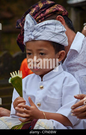 Giovane ragazzo in abiti tradizionali a una cerimonia religiosa in Bali, Pacifico del Sud, Indonesia, Asia del sud-est asiatico Foto Stock