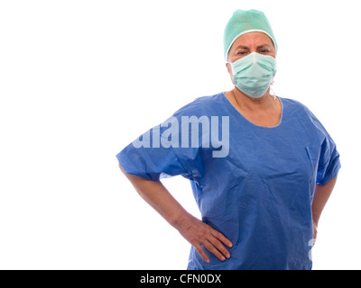 Ritratto di donna di mezza età medico con le mani sui fianchi isolati su sfondo bianco Foto Stock