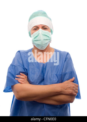 Ritratto di donna di mezza età medico che indossa maschera chirurgica viso con braccia incrociate isolato su sfondo bianco Foto Stock