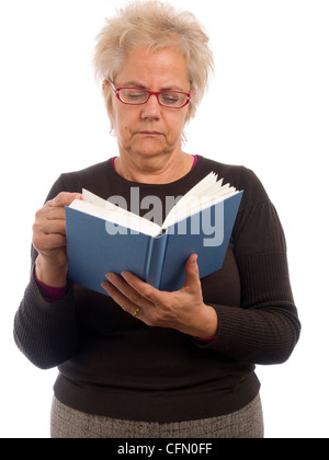 Donna di mezza età la lettura di un libro isolato su sfondo bianco Foto Stock