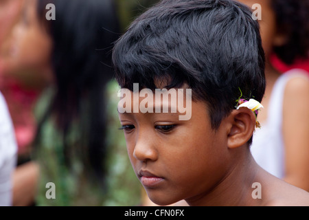 Ragazzo che prega in una cerimonia religiosa di Bali, Pacifico del Sud, Indonesia, Asia sud-orientale, Asia. Foto Stock