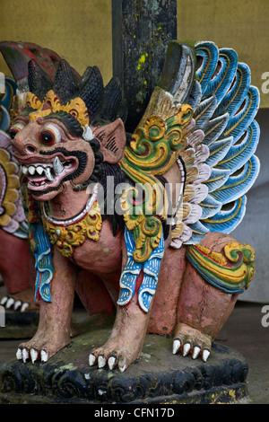 Balinese in pietra scolpita la statua di Garuda nel tempio indù, Ubud, Bali Indonesia, South Pacific Asia. Foto Stock