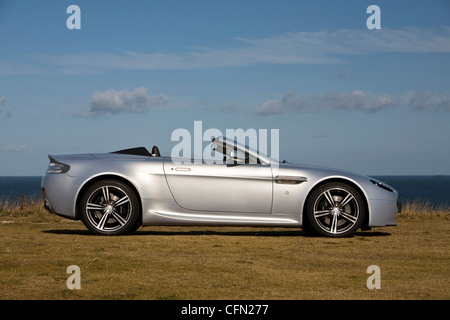 Aston Martin V8 Vantage Roadster cabrio parcheggiata su una scogliera Foto Stock