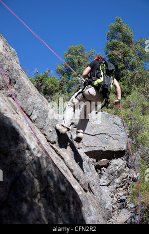 Arrampicata su roccia a Puma Lodge, vicino al Parque Nacional del Río Los Cipreses, vicino al confine Argentina a sud di Santiago del Cile. Foto Stock