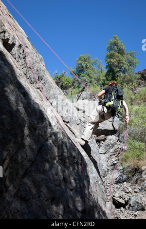 Arrampicata su roccia a Puma Lodge, vicino al Parque Nacional del Río Los Cipreses, vicino al confine Argentina a sud di Santiago del Cile. Foto Stock