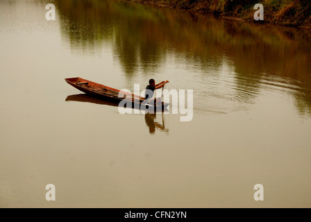 Pescatore solitario nel tardo pomeriggio a Udonthani.Nordest della Thailandia il 13/01/2012 Foto Stock