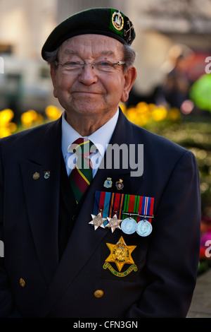 Anziani veterano spettatore, indossando la sua seconda guerra mondiale medaglie Foto Stock