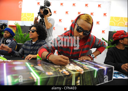 Prodigio di comportamento Mindless firma autografi per i fan durante un incontro e saluto evento tenutosi a Kmart store in Miami Miami, Florida - 08.02.12 Foto Stock