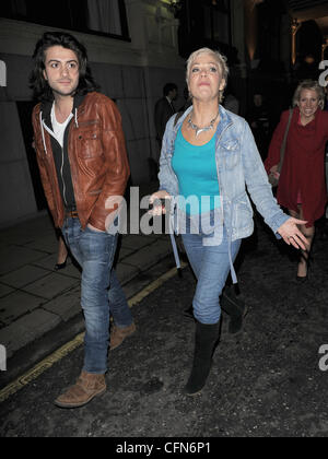 Denise Welch e un gruppo di suoi amici sono rifiutato l'ingresso al partito. Il Brit Awards 2011 afterparty, svoltasi presso il Savoy Hotel Londra Inghilterra - 16.02.11 Foto Stock