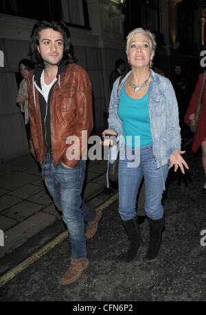 Denise Welch e un gruppo di suoi amici sono rifiutato l'ingresso al partito. Il Brit Awards 2011 afterparty, svoltasi presso il Savoy Hotel Londra Inghilterra - 16.02.11 Foto Stock