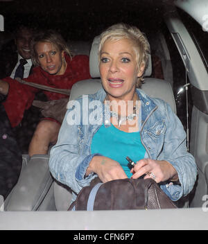 Denise Welch e un gruppo di suoi amici sono rifiutato l'ingresso al partito. Il Brit Awards 2011 afterparty, svoltasi presso il Savoy Hotel Londra Inghilterra - 16.02.11 Foto Stock