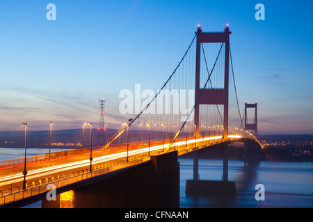 Severn Estuary e primo Severn Bridge, vicino a Chepstow, South Wales, Wales, Regno Unito, Europa Foto Stock