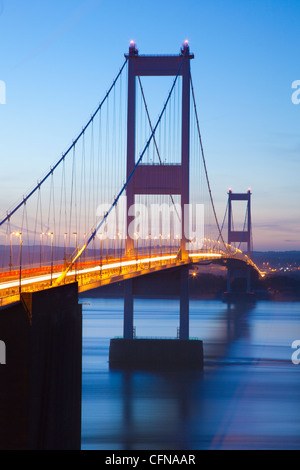 Severn Estuary e primo Severn Bridge, vicino a Chepstow, South Wales, Wales, Regno Unito, Europa Foto Stock