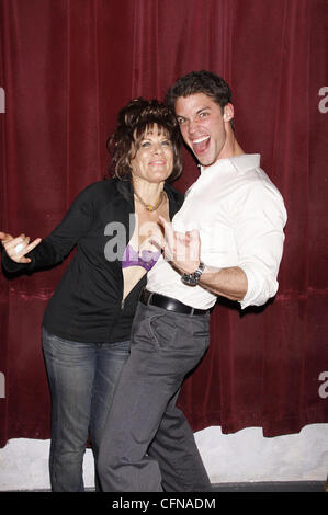 Ilene Kristen e David Gregorio i Cast Members dall'ABC soap opera "Una vita da vivere' congratularmi con loro co-star Ilene Kristen su starring come zia Toniann nella commedia Off-Broadway 'My Big Gay matrimonio italiano' a San Luca's Theatre di New York City, Stati Uniti d'America - Foto Stock