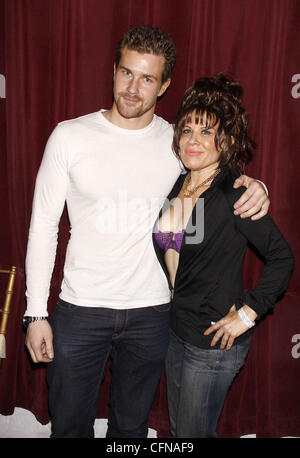 Josh Kelly e Ilene Kristen Cast membri dall'ABC soap opera "Una vita da vivere' congratularmi con loro co-star Ilene Kristen su starring come zia Toniann nella commedia Off-Broadway 'My Big Gay matrimonio italiano' a San Luca's Theatre di New York City, Stati Uniti d'America - 17 Foto Stock