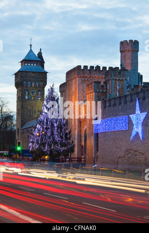 Il Castello di Cardiff con luci di Natale e semaforo sentieri, Cardiff, Galles del Sud, Wales, Regno Unito, Europa Foto Stock