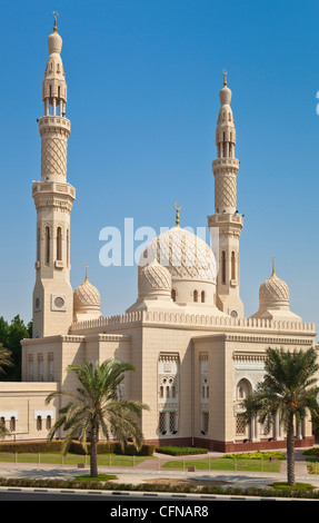 La Moschea di Jumeirah, Dubai City, Dubai, Emirati Arabi Uniti, Medio Oriente Foto Stock
