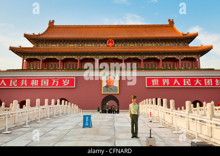 Soldato al di fuori della torre di Tiananmen e il Presidente Mao il ritratto, la Porta della Pace Celeste, Pechino, Cina e Asia Foto Stock