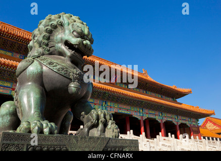 Maschio di leone di bronzo, Porta della suprema armonia, corte esterna, la Città Proibita di Pechino, Cina, Asia Foto Stock