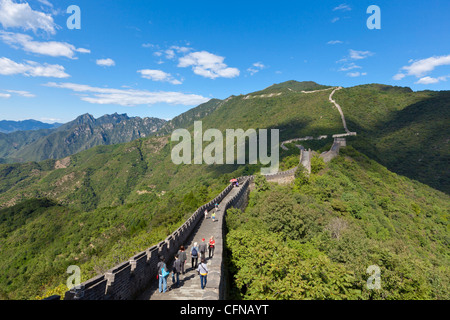 I turisti a piedi sulla Grande Muraglia della Cina, Sito Patrimonio Mondiale dell'UNESCO, Mutianyu, Distretto di Pechino, Cina, Asia Foto Stock