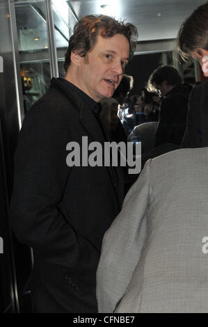 Colin Firth che arrivano all'aeroporto di Heathrow di Londra, Inghilterra - 17.02.11 Foto Stock