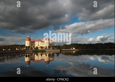 Barocco castello di Moritzburg e riflessi nel lago, Moritzburg, Sachsen, Germania, Europa Foto Stock