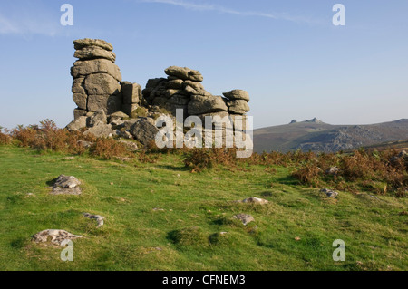 Uno sperone di roccia sul Hound Tor con Haytor Rocks sullo skyline, Parco Nazionale di Dartmoor, Devon, Inghilterra, Regno Unito, Europa Foto Stock