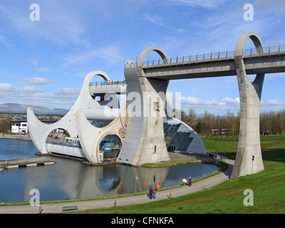 Una vista da sud/ovest di Falkirk Wheel visitatore attrazione su una ancora e sunny inizio giornata di primavera con la rotazione della ruota Foto Stock