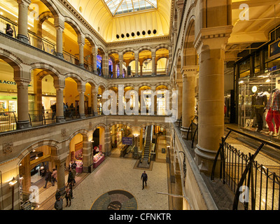 Interno della Magna Plaza shopping di lusso nel centro di Amsterdam, Paesi Bassi Foto Stock