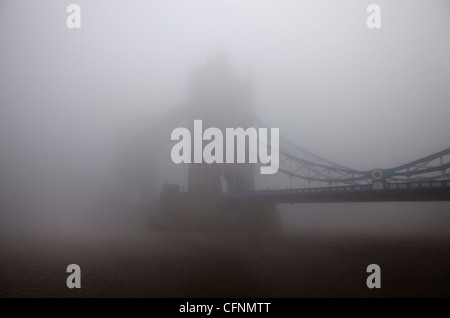 Il Tower Bridge fuoriuscente attraverso londinese di smog