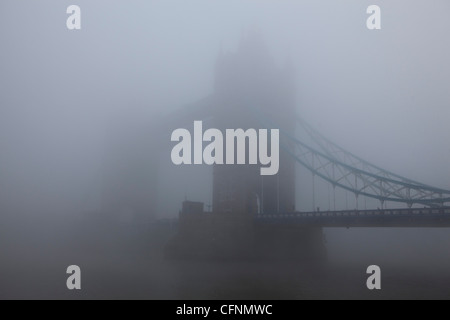 Il Tower Bridge fuoriuscente attraverso londinese di smog in un giorno di inquinamento record