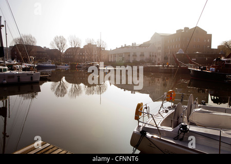 Residenze private e yacht in St Katharine Docks marina, situato vicino al Tower Bridge sul fiume Tamigi Foto Stock