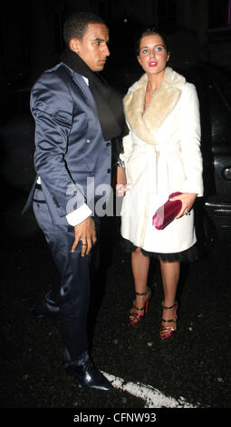 Helen Flanagan e il ragazzo Scott Sinclair lasciare il May Fair Hotel Londra Inghilterra - 13.02.11 Foto Stock